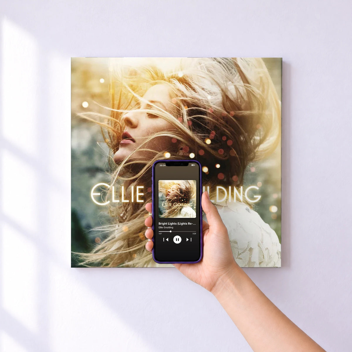 Affiche connectée Bright Lights (Lights Re-pack / Bonus Version) de Ellie Goulding au mur : l'album se lance en approchant le téléphone