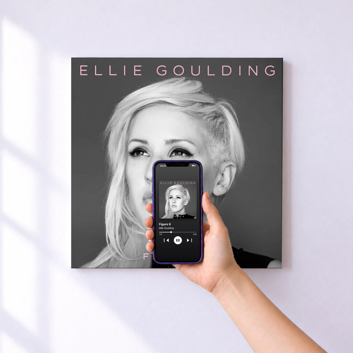 Affiche connectée Figure 8 de Ellie Goulding au mur : l'album se lance en approchant le téléphone