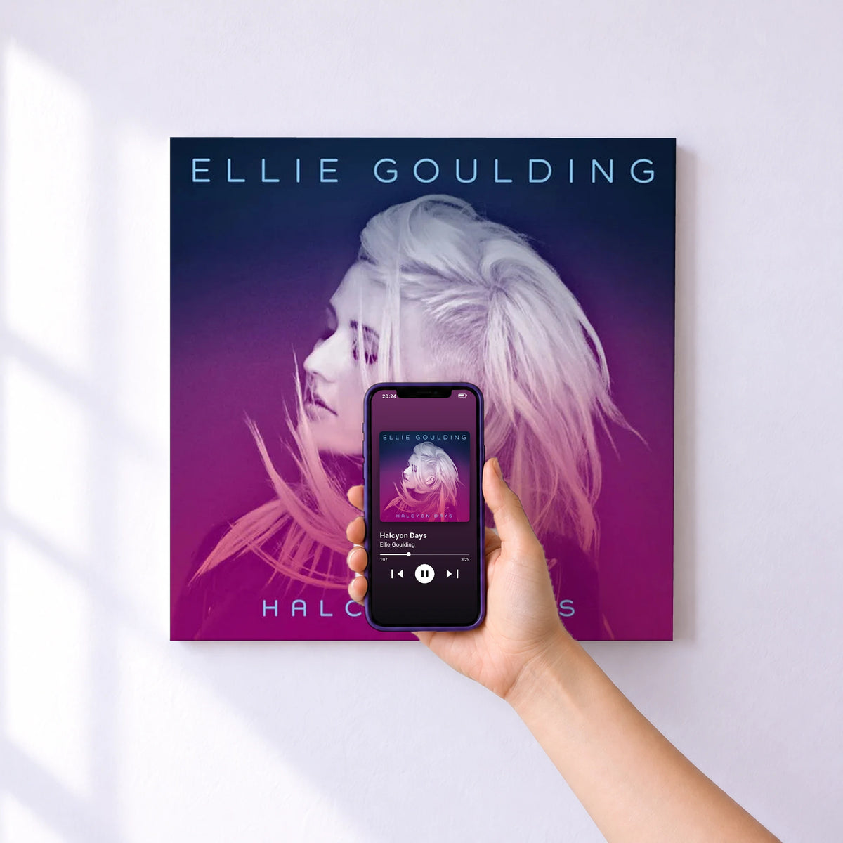Affiche connectée Halcyon Days de Ellie Goulding au mur : l'album se lance en approchant le téléphone