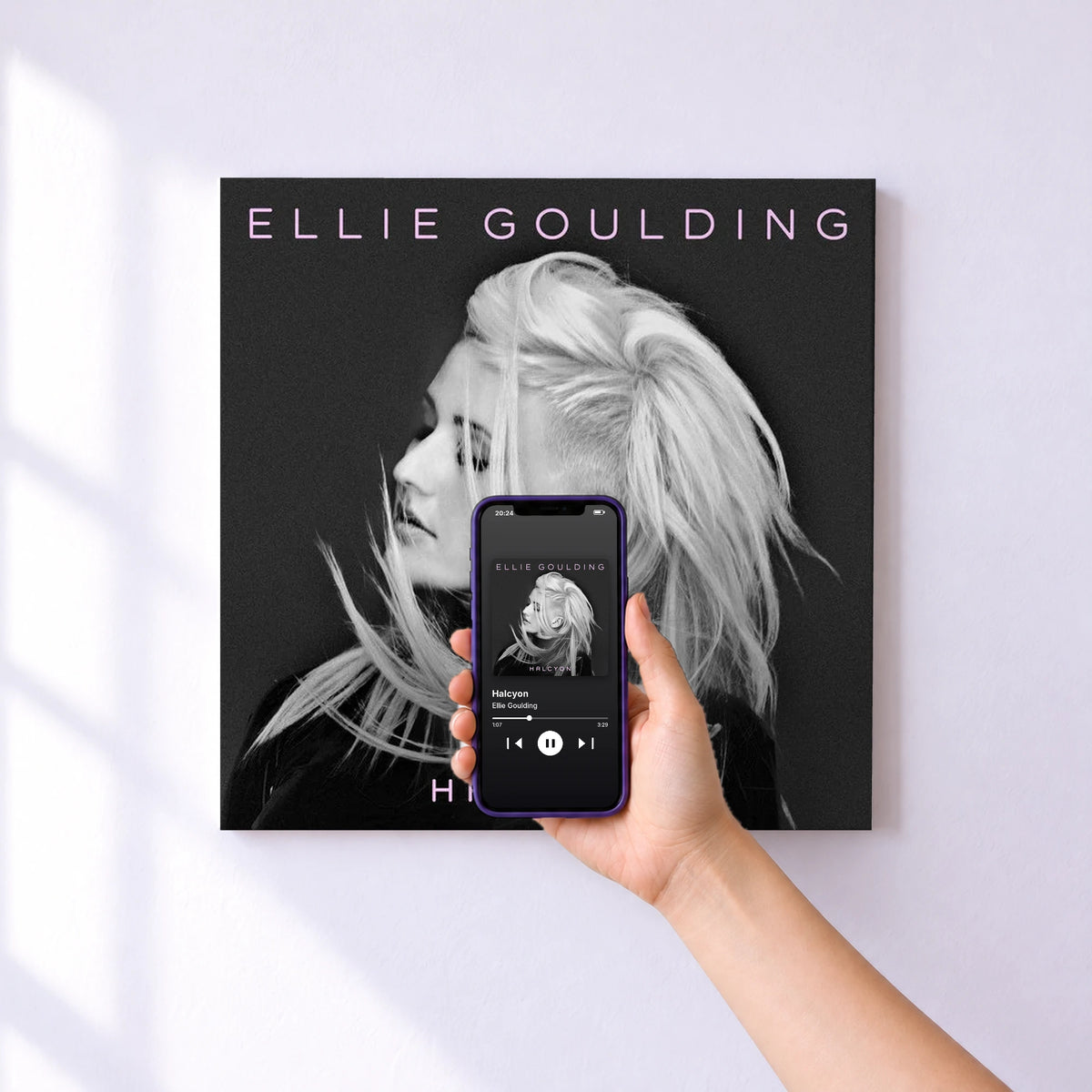 Affiche connectée Halcyon de Ellie Goulding au mur : l'album se lance en approchant le téléphone