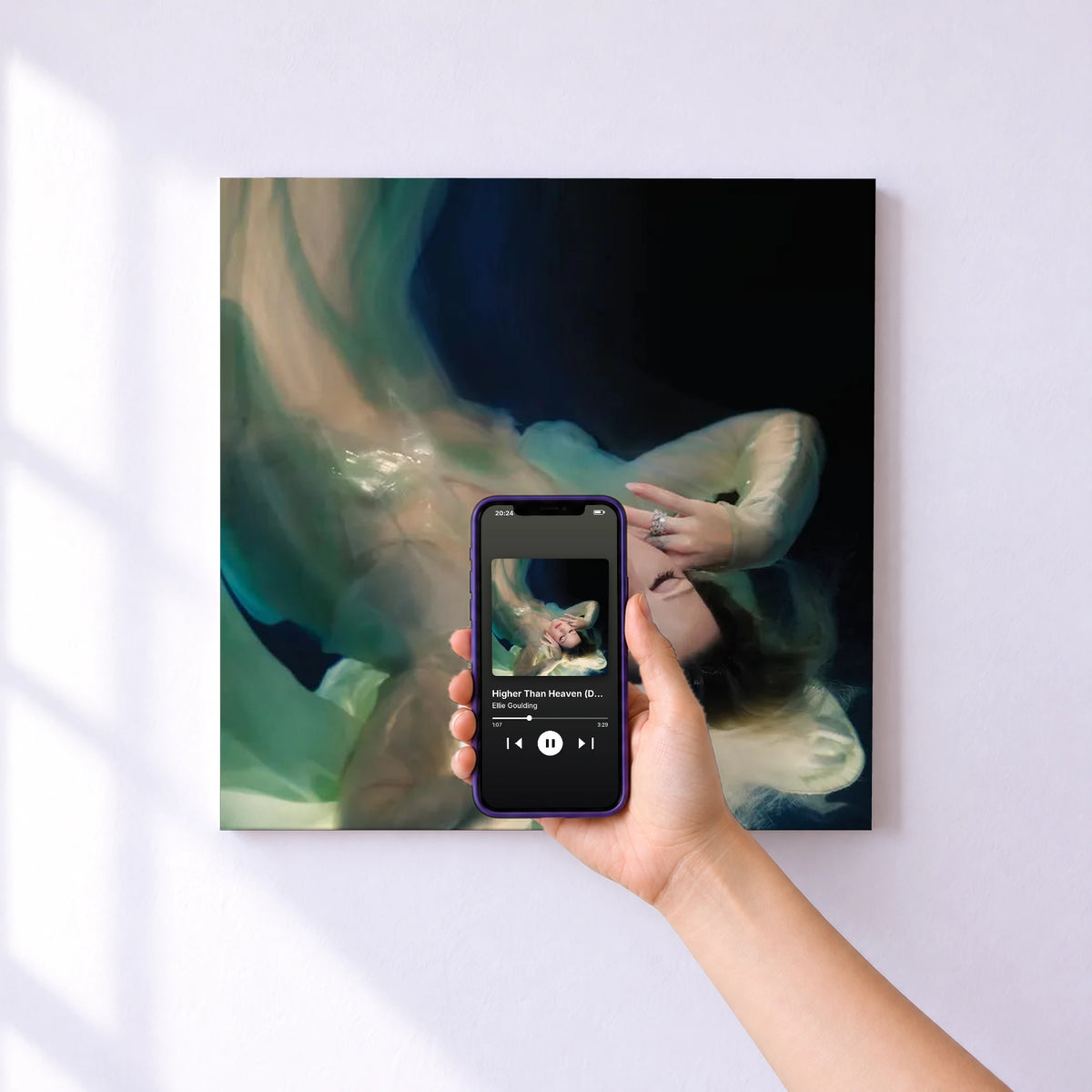 Affiche connectée Higher Than Heaven (Deluxe) de Ellie Goulding au mur : l'album se lance en approchant le téléphone