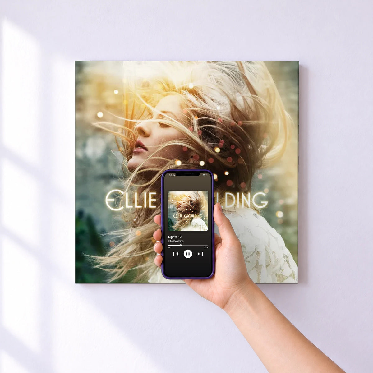 Affiche connectée Lights 10 de Ellie Goulding au mur : l'album se lance en approchant le téléphone