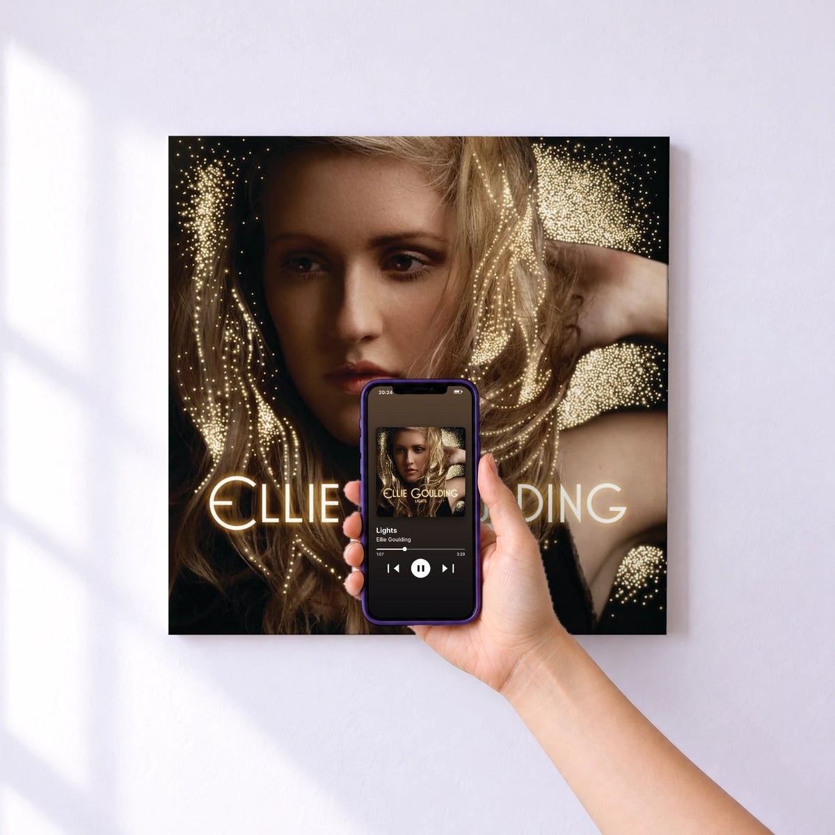 Affiche connectée Lights de Ellie Goulding au mur : l'album se lance en approchant le téléphone