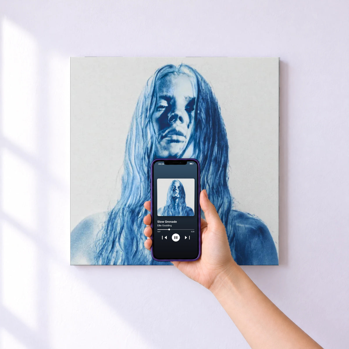 Affiche connectée Slow Grenade de Ellie Goulding au mur : l'album se lance en approchant le téléphone