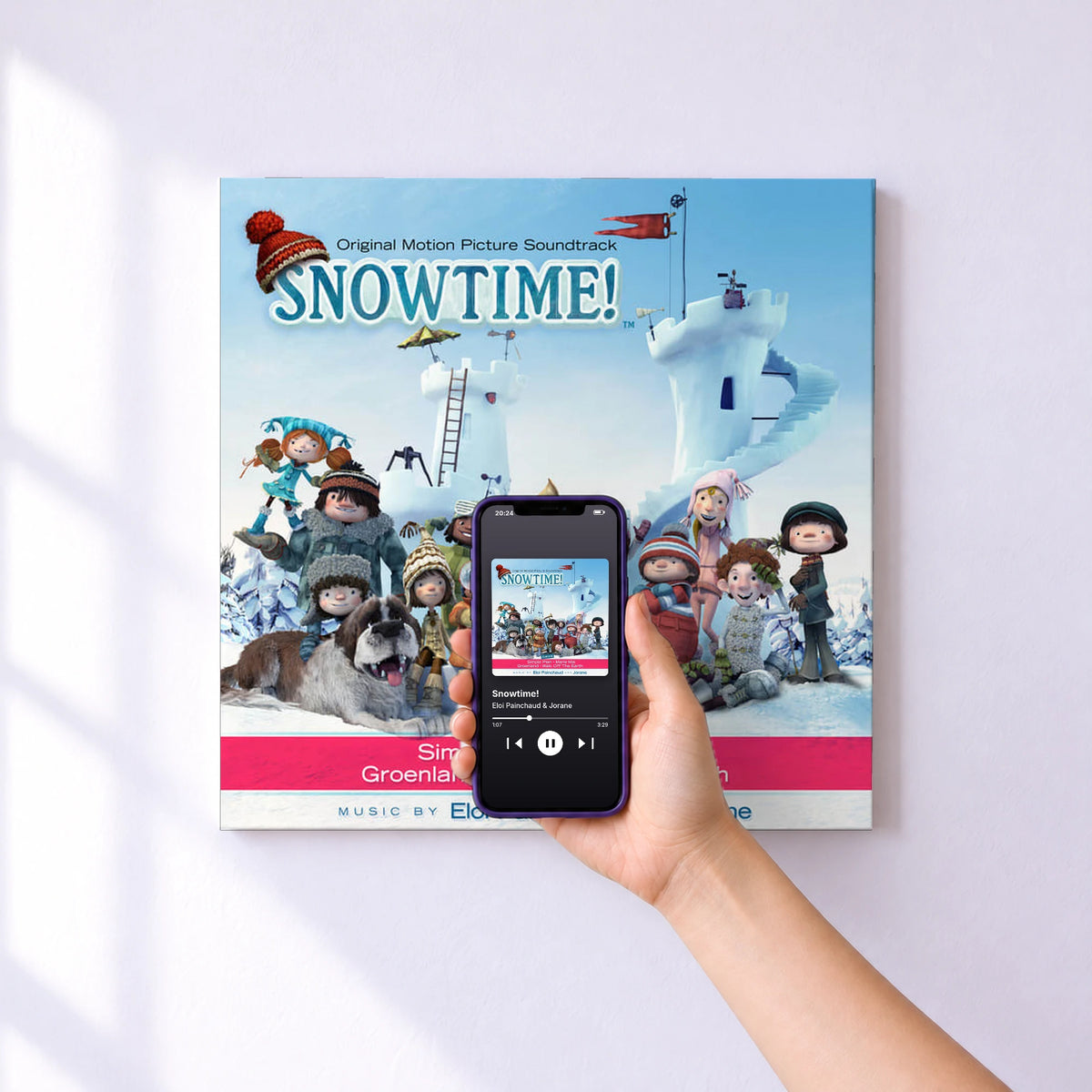 Affiche connectée Snowtime! de Eloi Painchaud & Jorane au mur : l'album se lance en approchant le téléphone