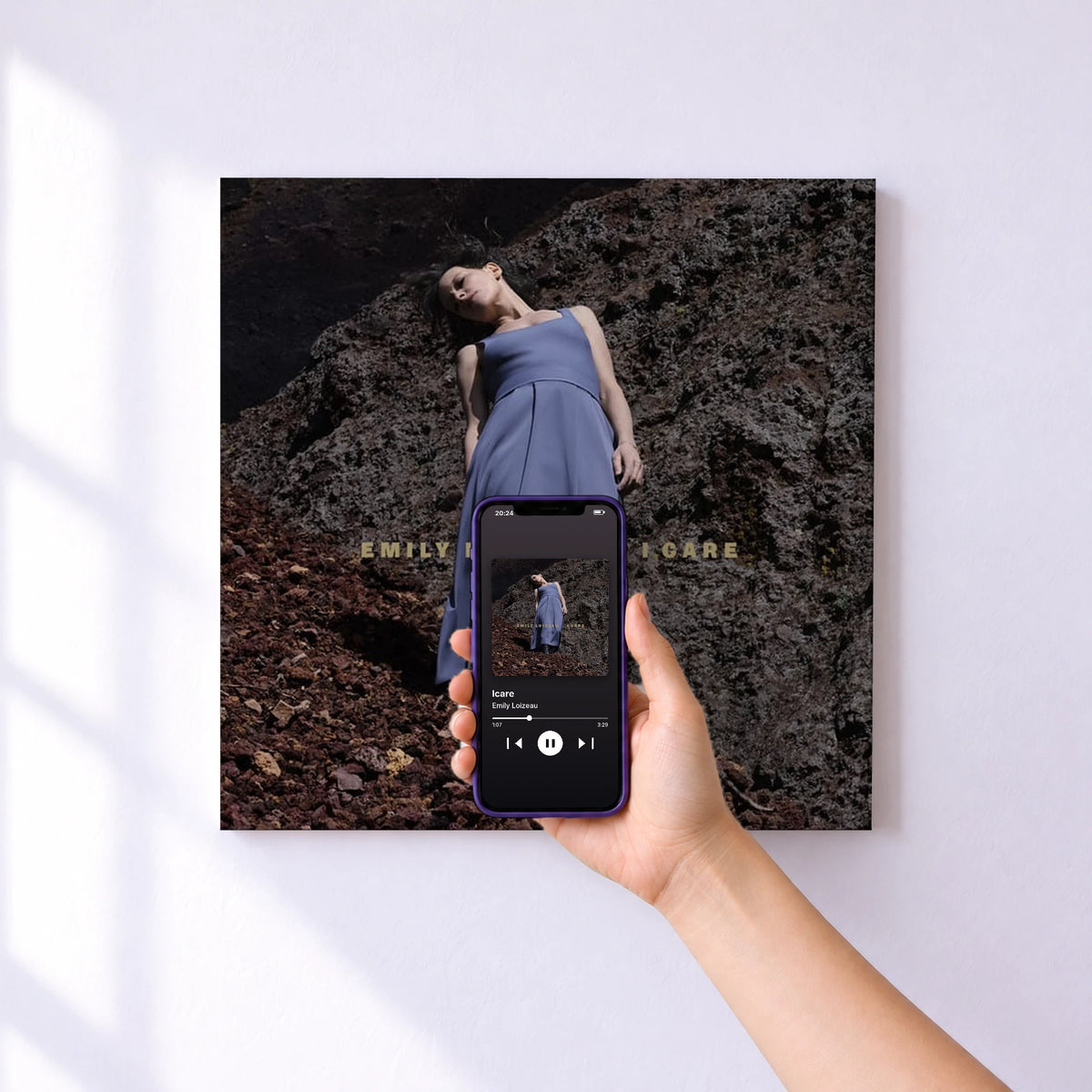 Affiche connectée Icare de Emily Loizeau au mur : l'album se lance en approchant le téléphone