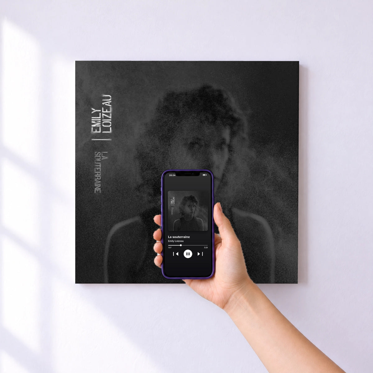 Affiche connectée La souterraine de Emily Loizeau au mur : l'album se lance en approchant le téléphone