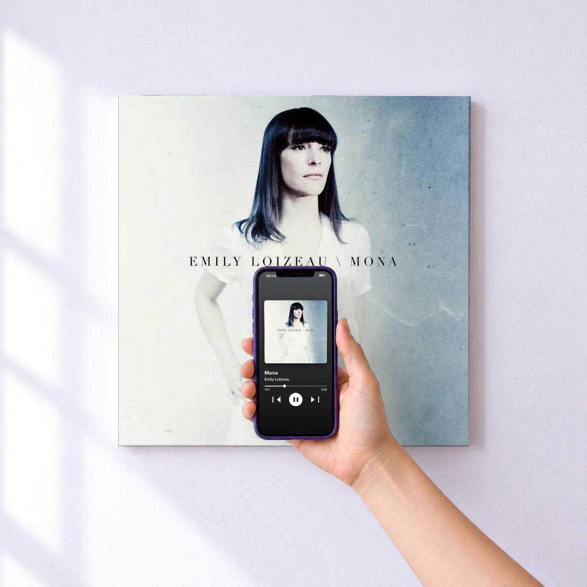 Affiche connectée Mona de Emily Loizeau au mur : l'album se lance en approchant le téléphone