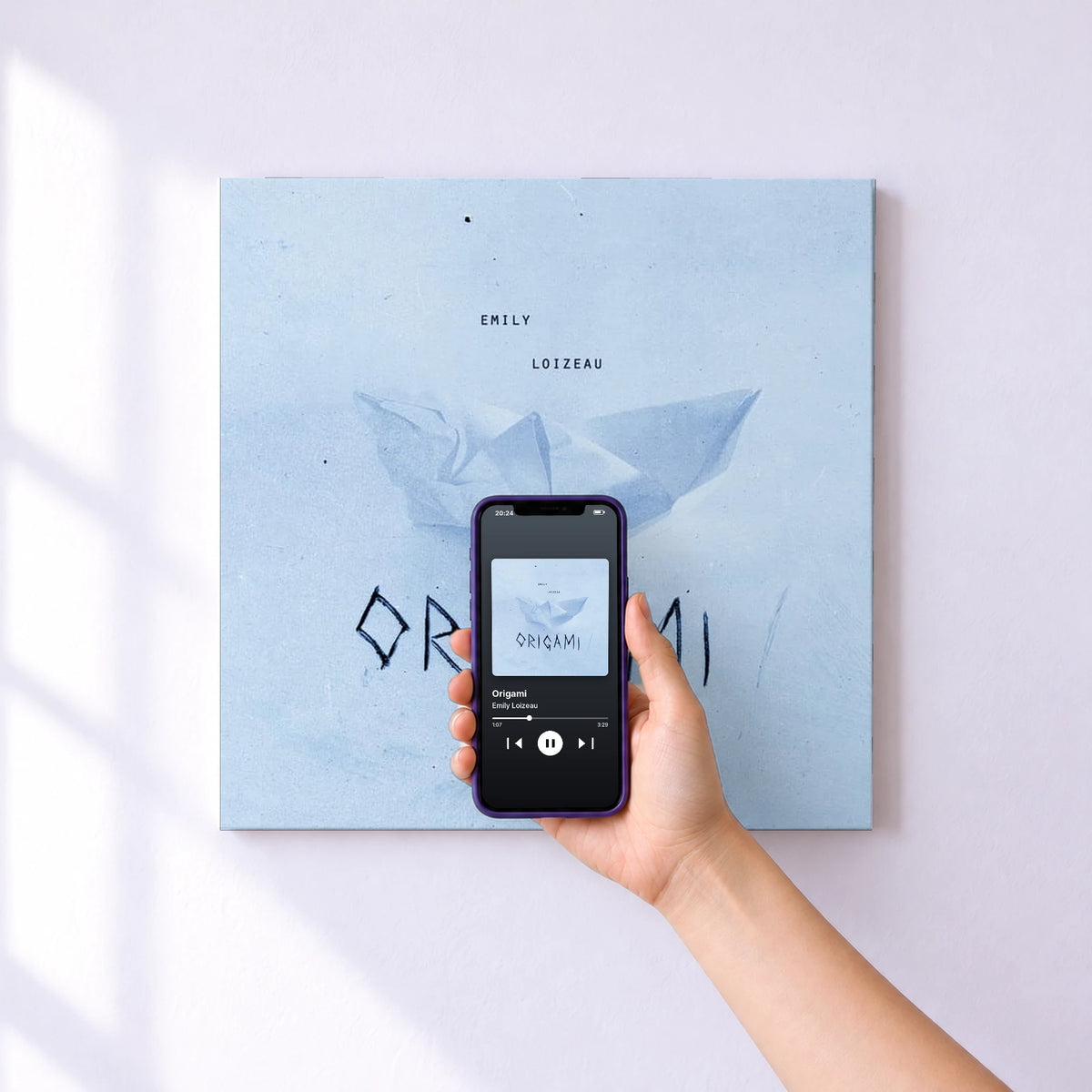 Affiche connectée Origami de Emily Loizeau au mur : l'album se lance en approchant le téléphone