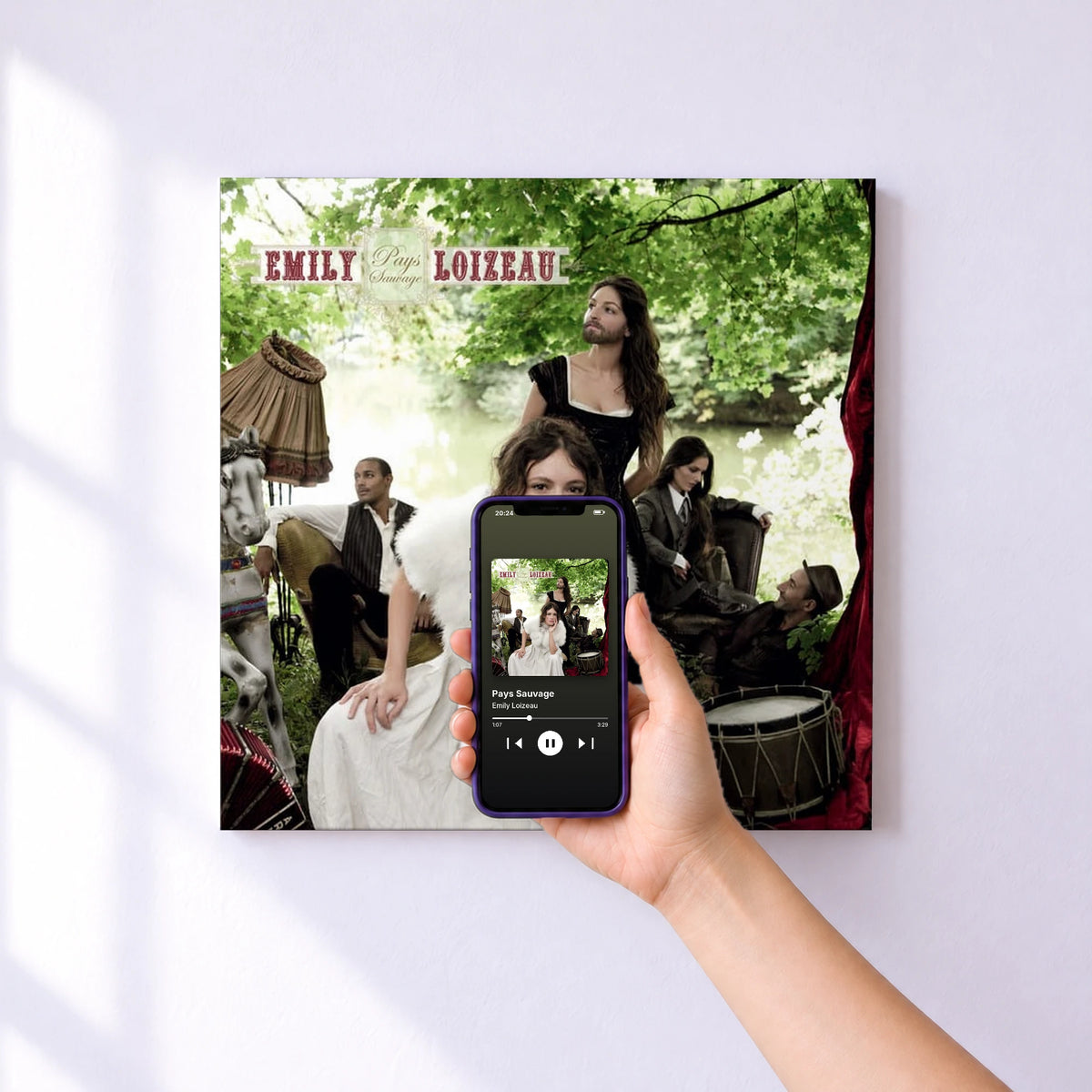 Affiche connectée Pays Sauvage de Emily Loizeau au mur : l'album se lance en approchant le téléphone