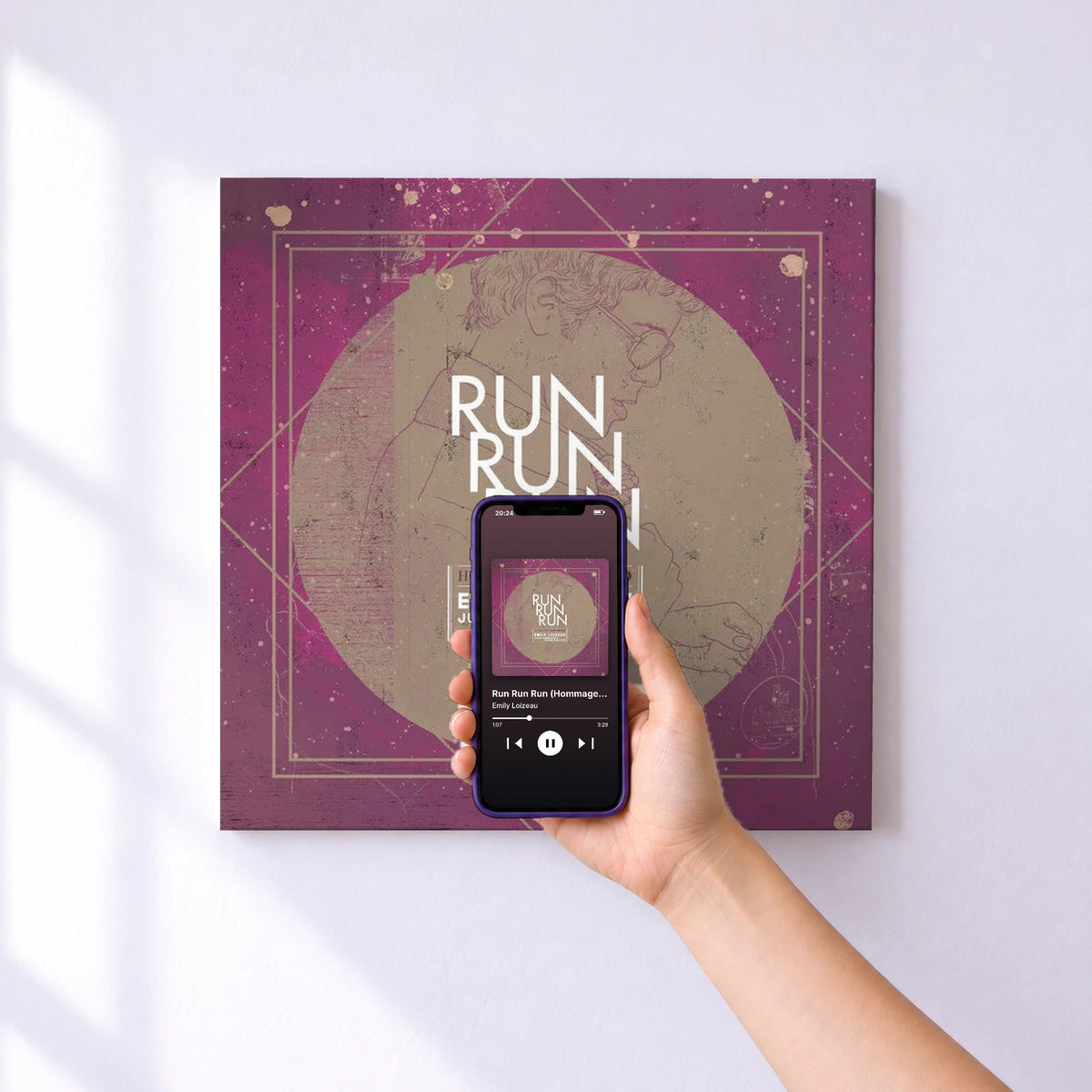 Affiche connectée Run Run Run (Hommage à Lou Reed) de Emily Loizeau au mur : l'album se lance en approchant le téléphone