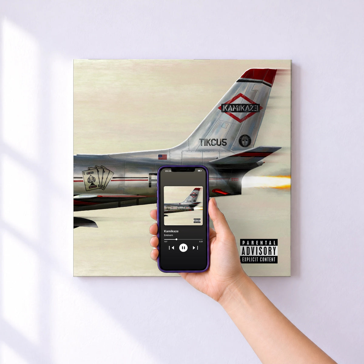 Affiche connectée Kamikaze de Eminem au mur : l'album se lance en approchant le téléphone