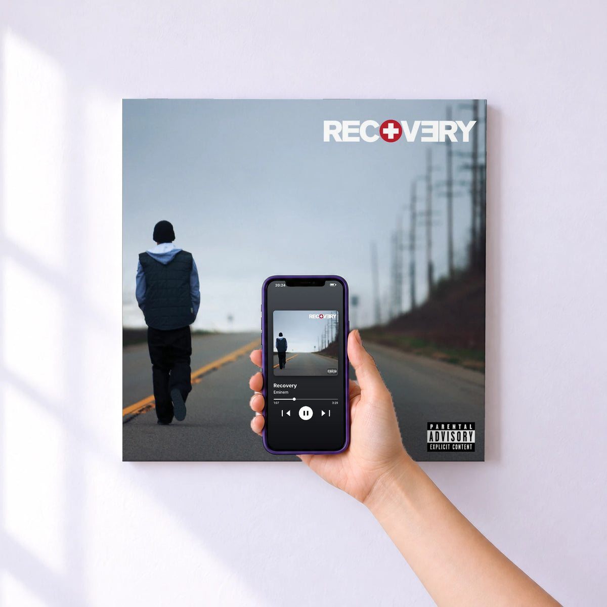 Affiche connectée Recovery de Eminem au mur : l'album se lance en approchant le téléphone