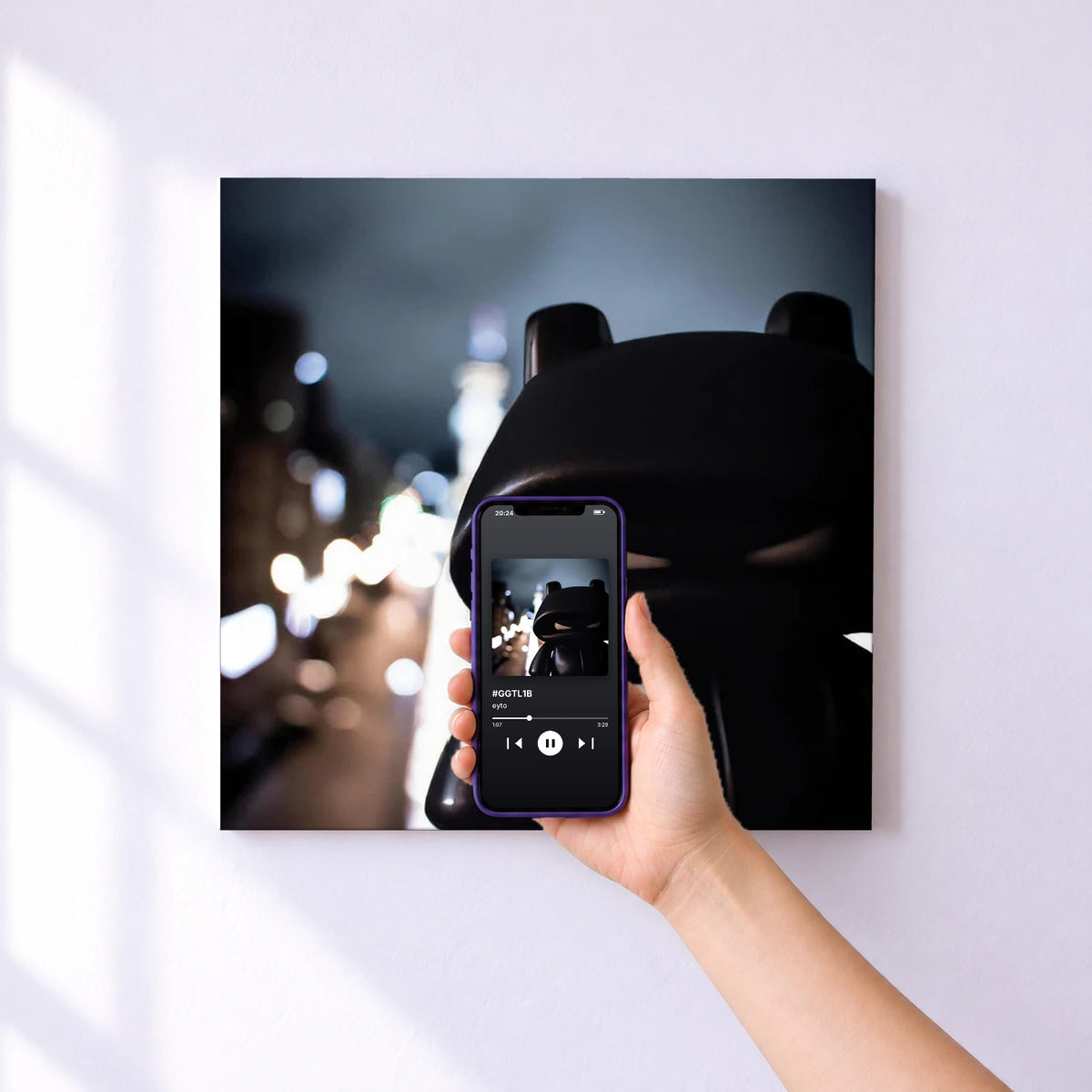 Affiche connectée #GGTL1B de eyto au mur : l'album se lance en approchant le téléphone