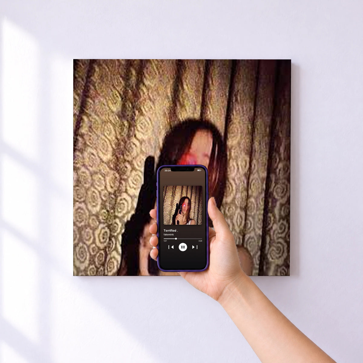 Affiche connectée Terrified . de fakemink au mur : l'album se lance en approchant le téléphone