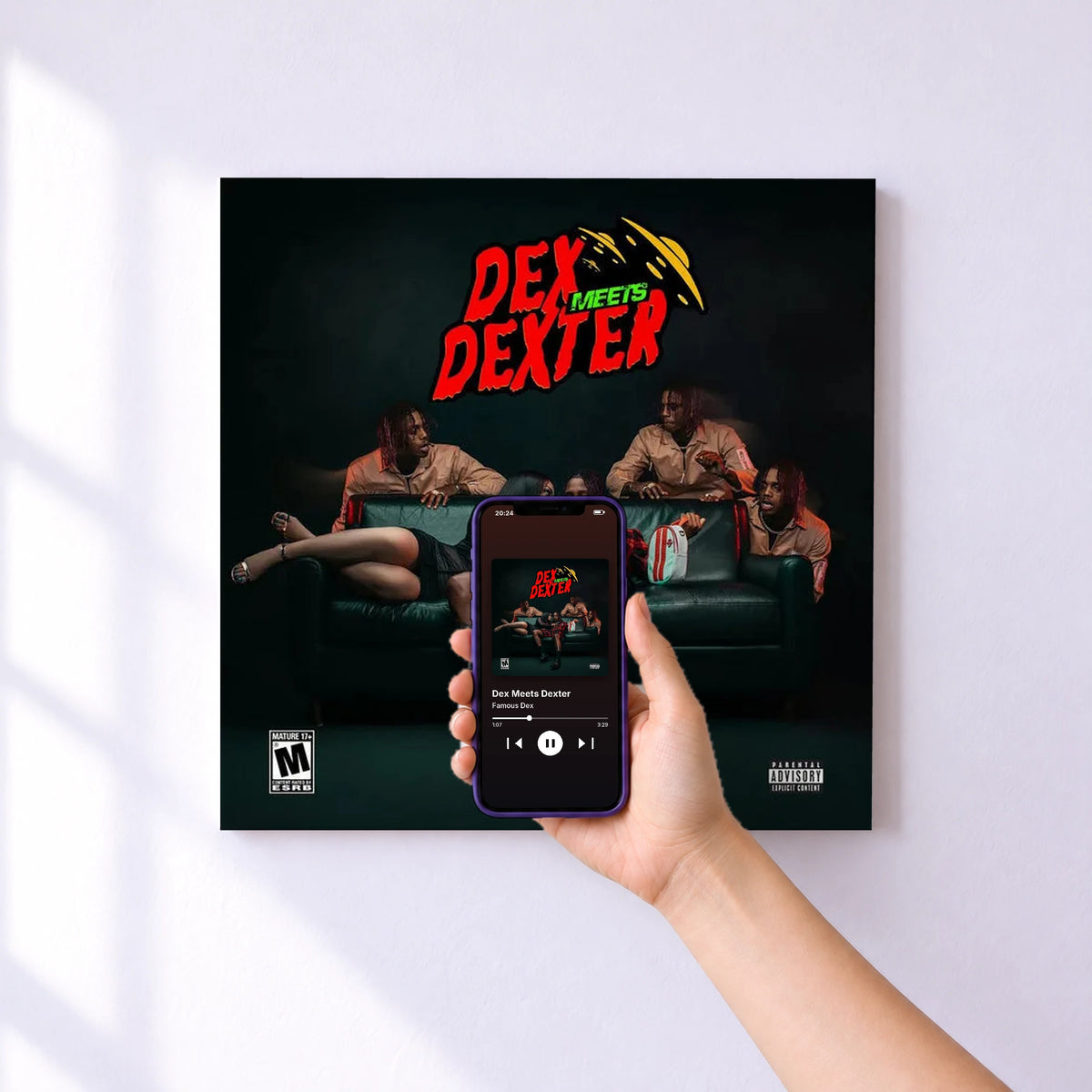 Affiche connectée Dex Meets Dexter de Famous Dex au mur : l'album se lance en approchant le téléphone
