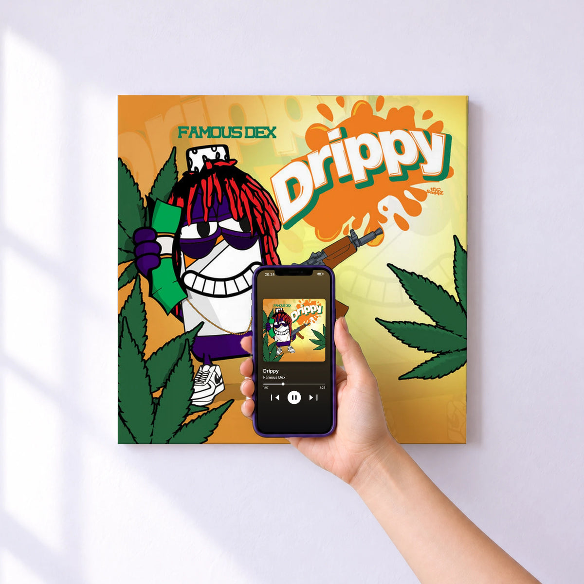 Affiche connectée Drippy de Famous Dex au mur : l'album se lance en approchant le téléphone