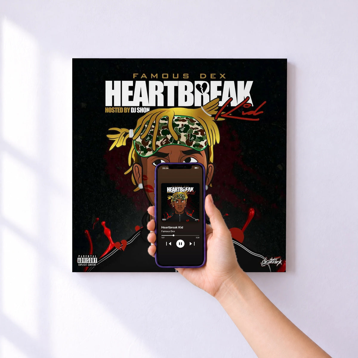 Affiche connectée Heartbreak Kid de Famous Dex au mur : l'album se lance en approchant le téléphone