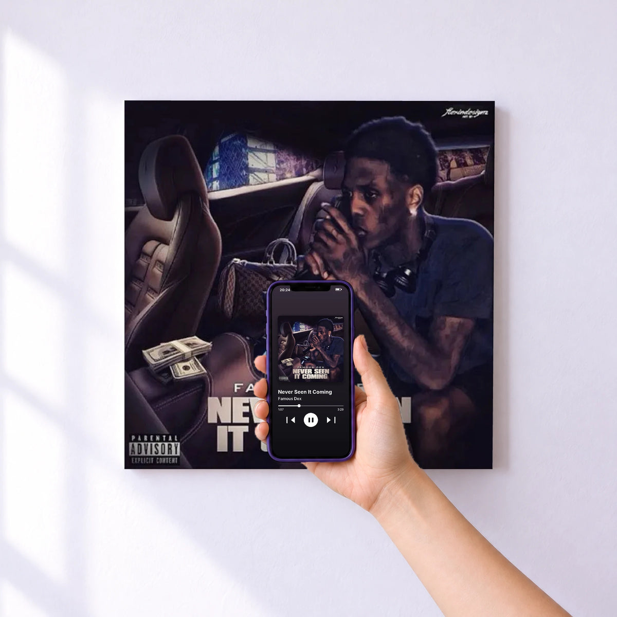 Affiche connectée Never Seen It Coming de Famous Dex au mur : l'album se lance en approchant le téléphone