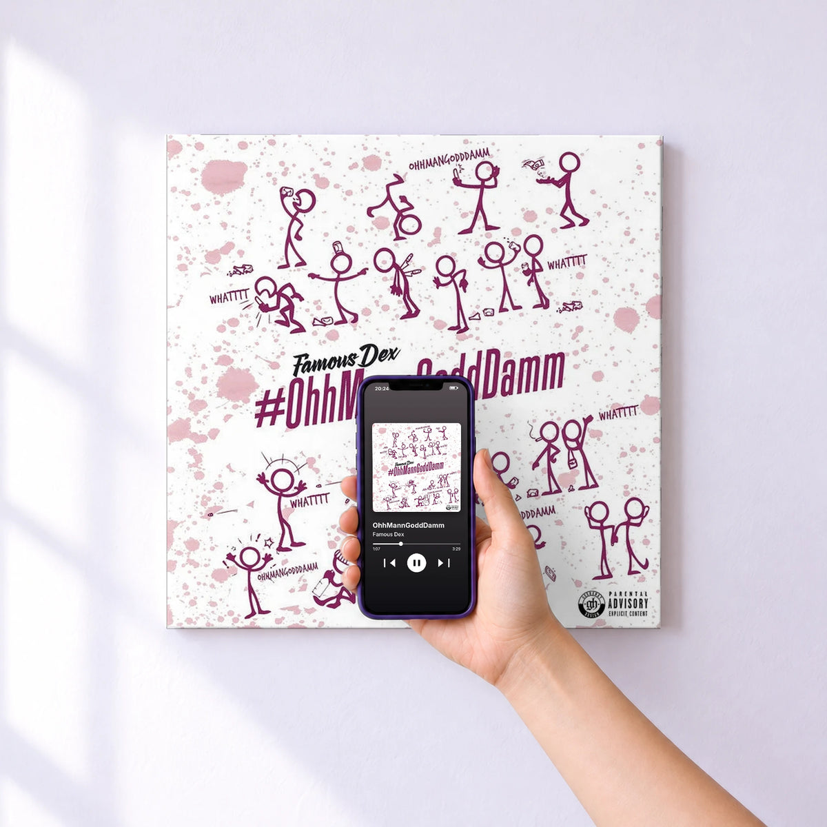 Affiche connectée OhhMannGoddDamm de Famous Dex au mur : l'album se lance en approchant le téléphone