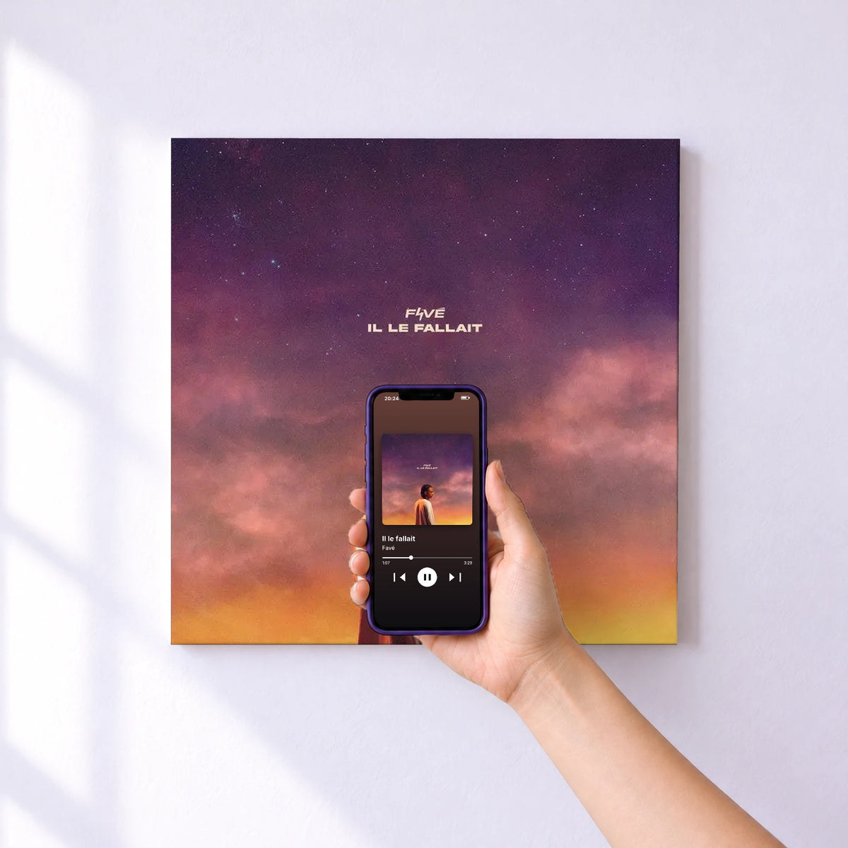 Affiche connectée Il le fallait de Favé au mur : l'album se lance en approchant le téléphone