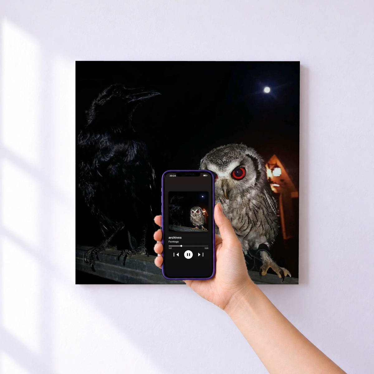 Affiche connectée archives de Femtogo au mur : l'album se lance en approchant le téléphone