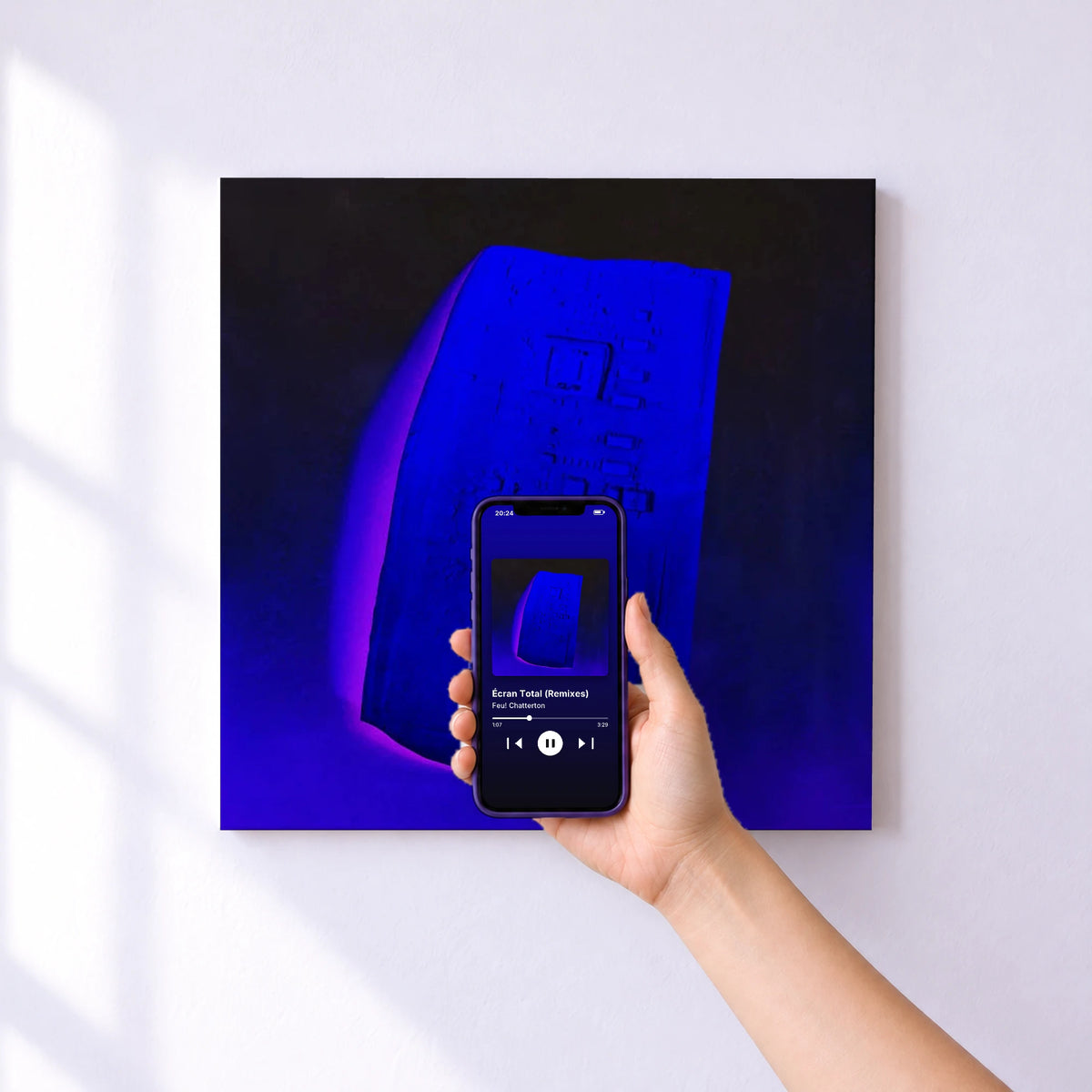 Affiche connectée Écran Total (Remixes) de Feu! Chatterton au mur : l'album se lance en approchant le téléphone