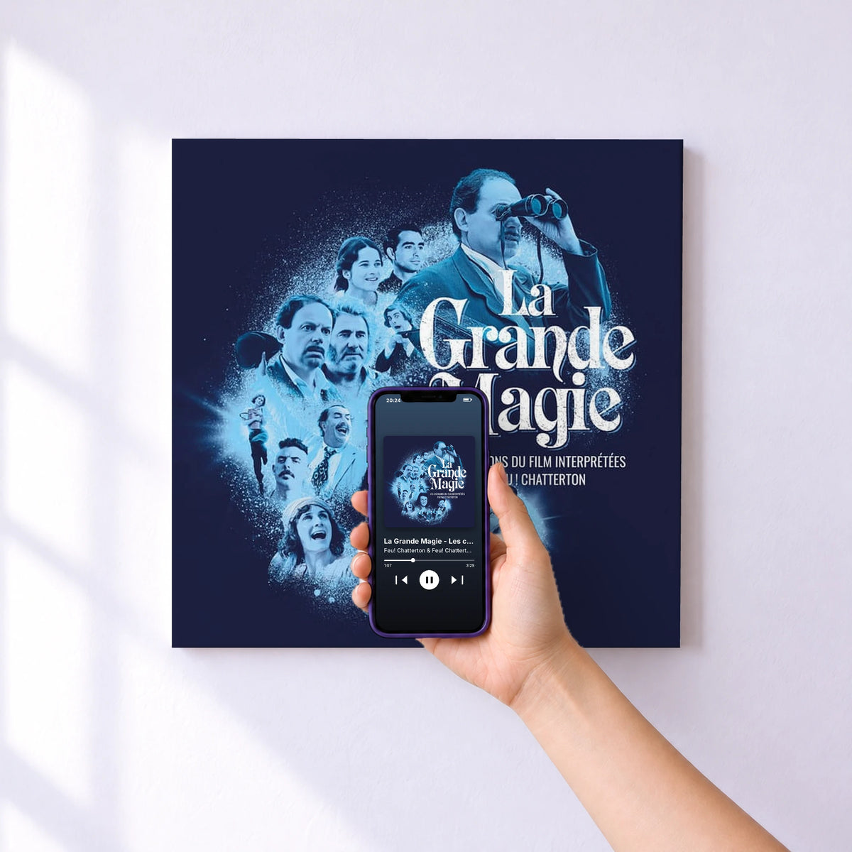Affiche connectée La Grande Magie - Les chansons du film interprétées par Feu! Chatterton de Feu! Chatterton & Feu! Chatterton Soundtracks au mur : l'album se lance en approchant le téléphone