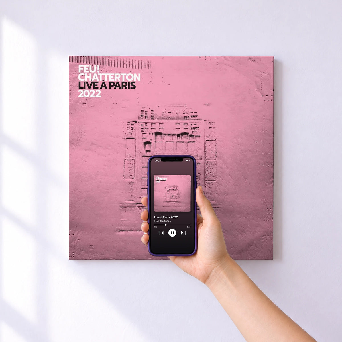 Affiche connectée Live à Paris 2022 de Feu! Chatterton au mur : l'album se lance en approchant le téléphone