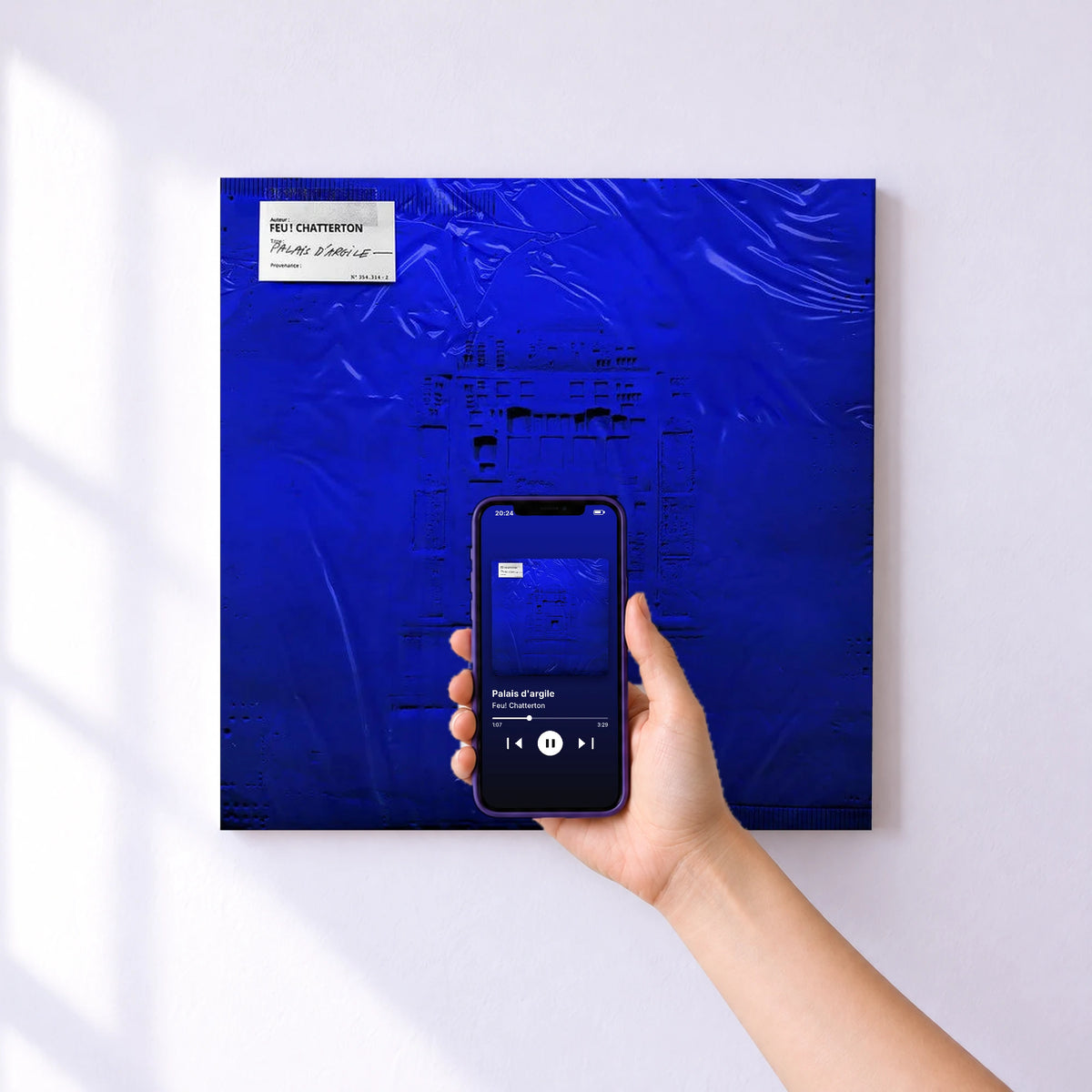 Affiche connectée Palais d'argile de Feu! Chatterton au mur : l'album se lance en approchant le téléphone