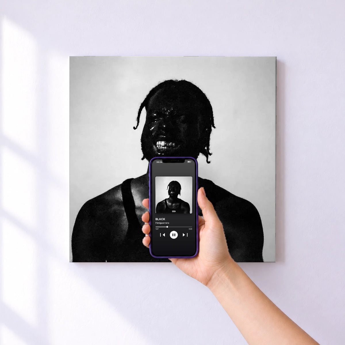 Affiche connectée BLACK de Fimiguerrero au mur : l'album se lance en approchant le téléphone