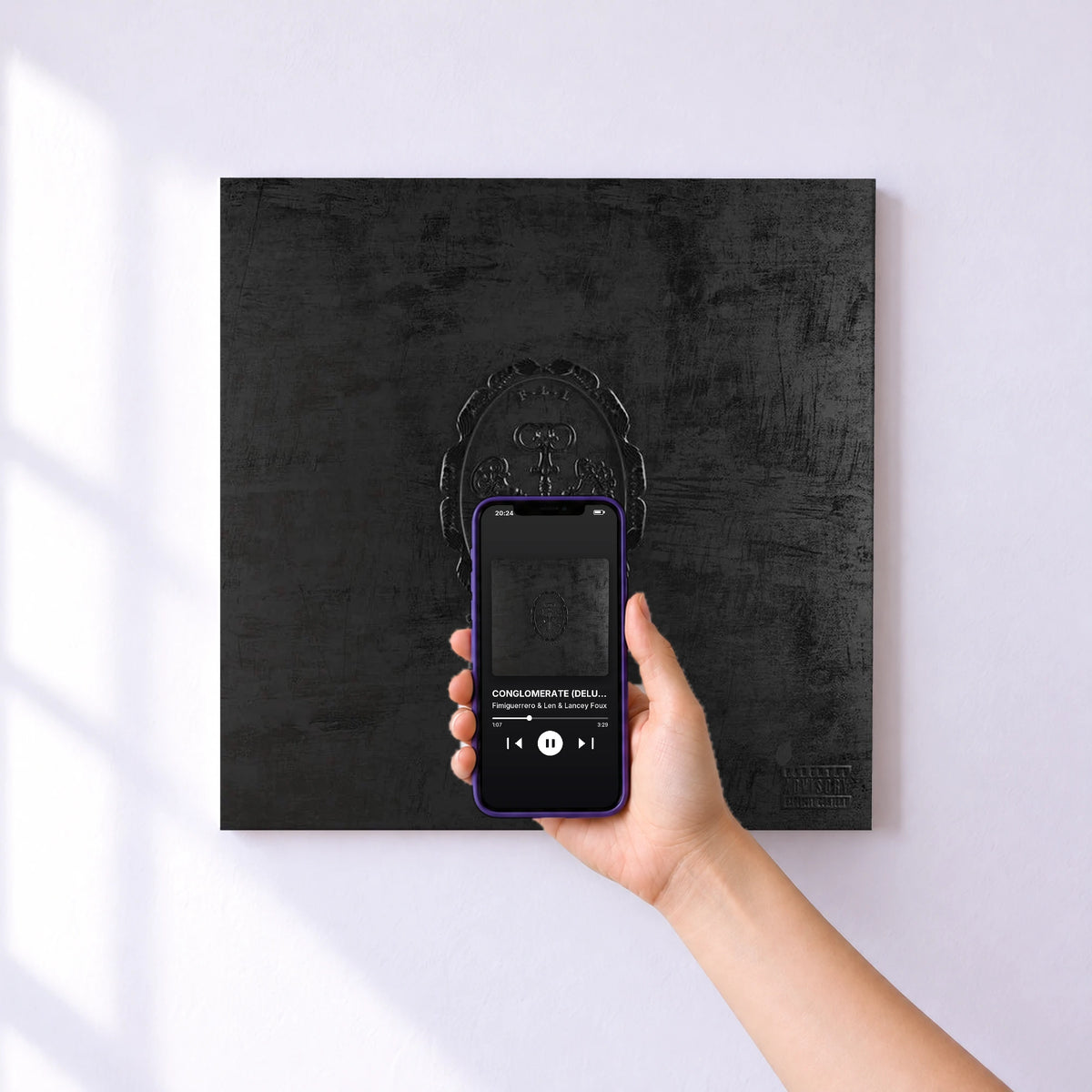 Affiche connectée CONGLOMERATE (DELUXE) de Fimiguerrero & Len & Lancey Foux au mur : l'album se lance en approchant le téléphone