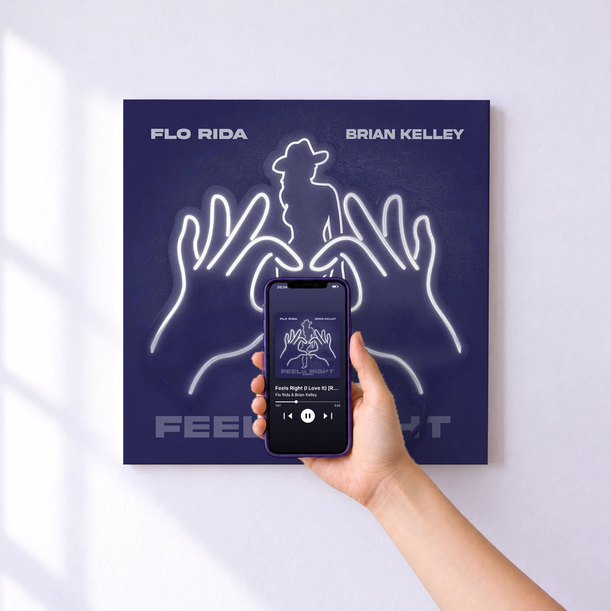 Affiche connectée Feels Right (I Love It) [Remixes] de Flo Rida & Brian Kelley au mur : l'album se lance en approchant le téléphone