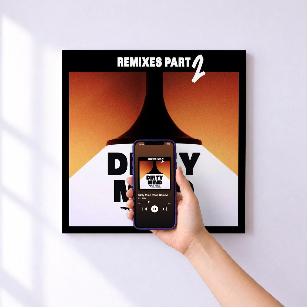 Affiche connectée Dirty Mind (feat. Sam Martin) [Remixes Pt. 2] de Flo Rida au mur : l'album se lance en approchant le téléphone
