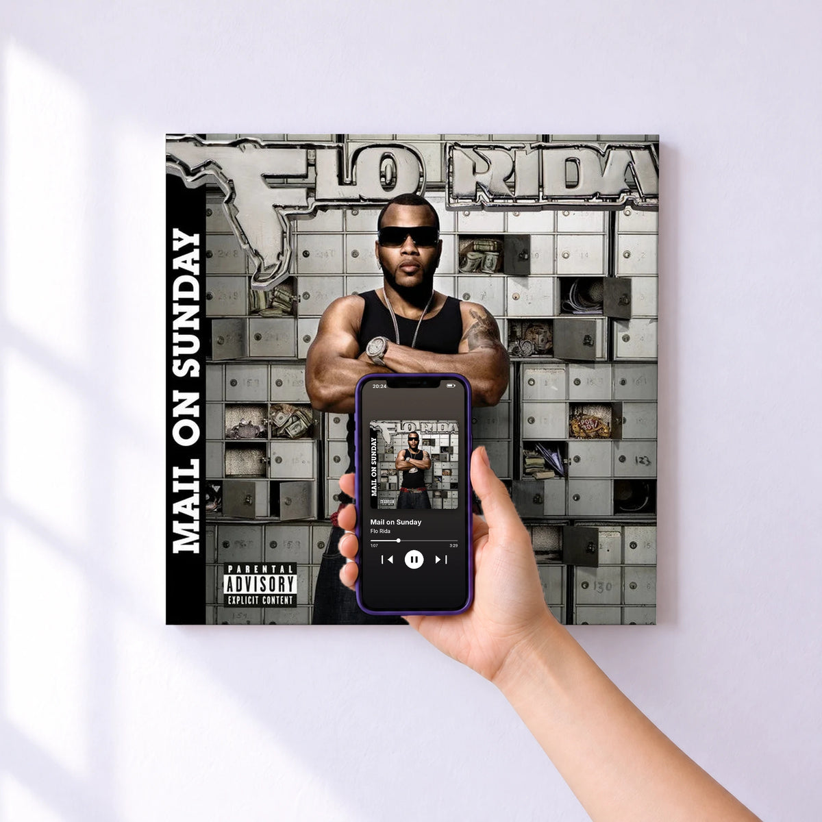 Affiche connectée Mail on Sunday de Flo Rida au mur : l'album se lance en approchant le téléphone