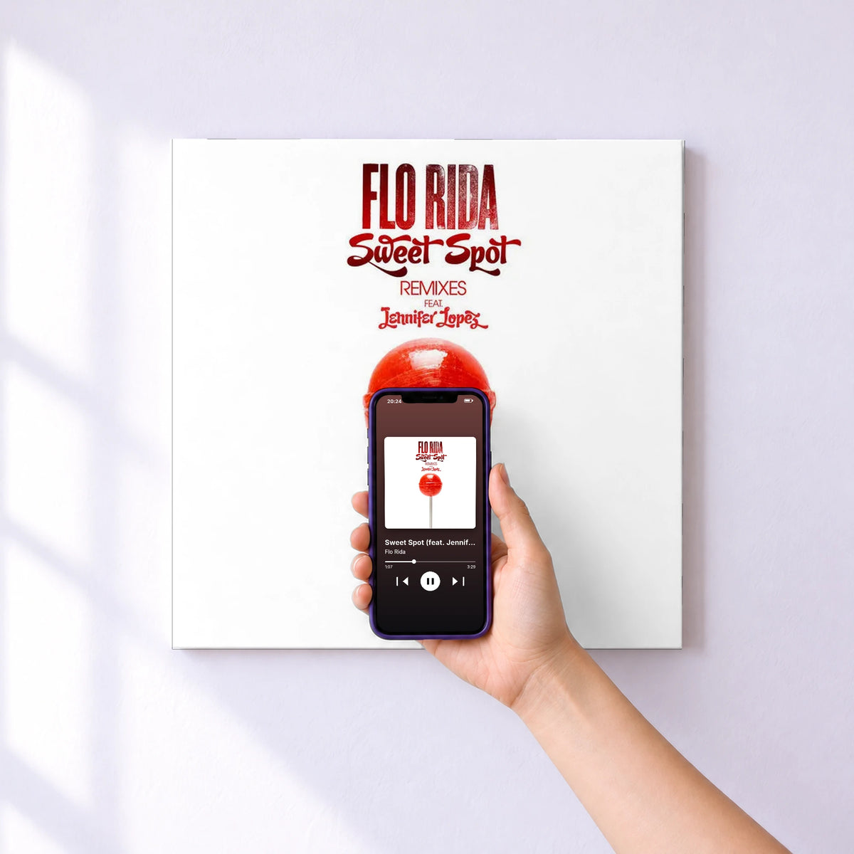 Affiche connectée Sweet Spot (feat. Jennifer Lopez) [Remixes] de Flo Rida au mur : l'album se lance en approchant le téléphone