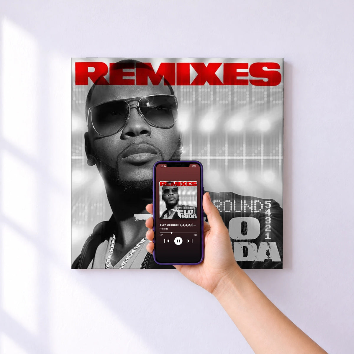 Affiche connectée Turn Around (5,4,3,2,1) [Remixes] de Flo Rida au mur : l'album se lance en approchant le téléphone