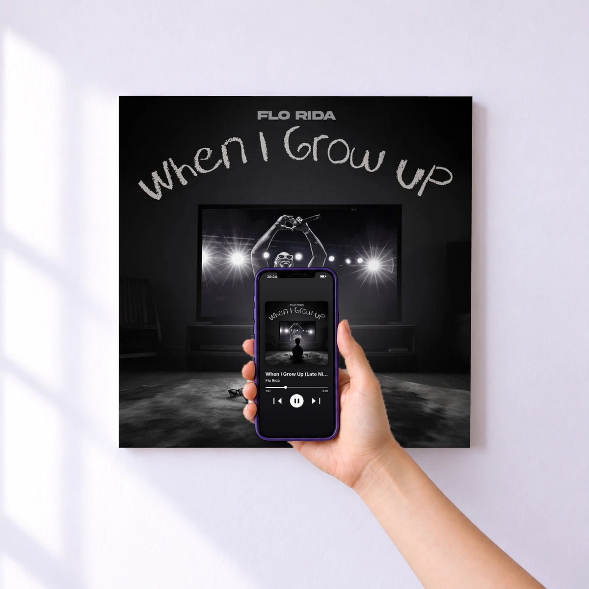 Affiche connectée When I Grow Up (Late Night Edit) de Flo Rida au mur : l'album se lance en approchant le téléphone