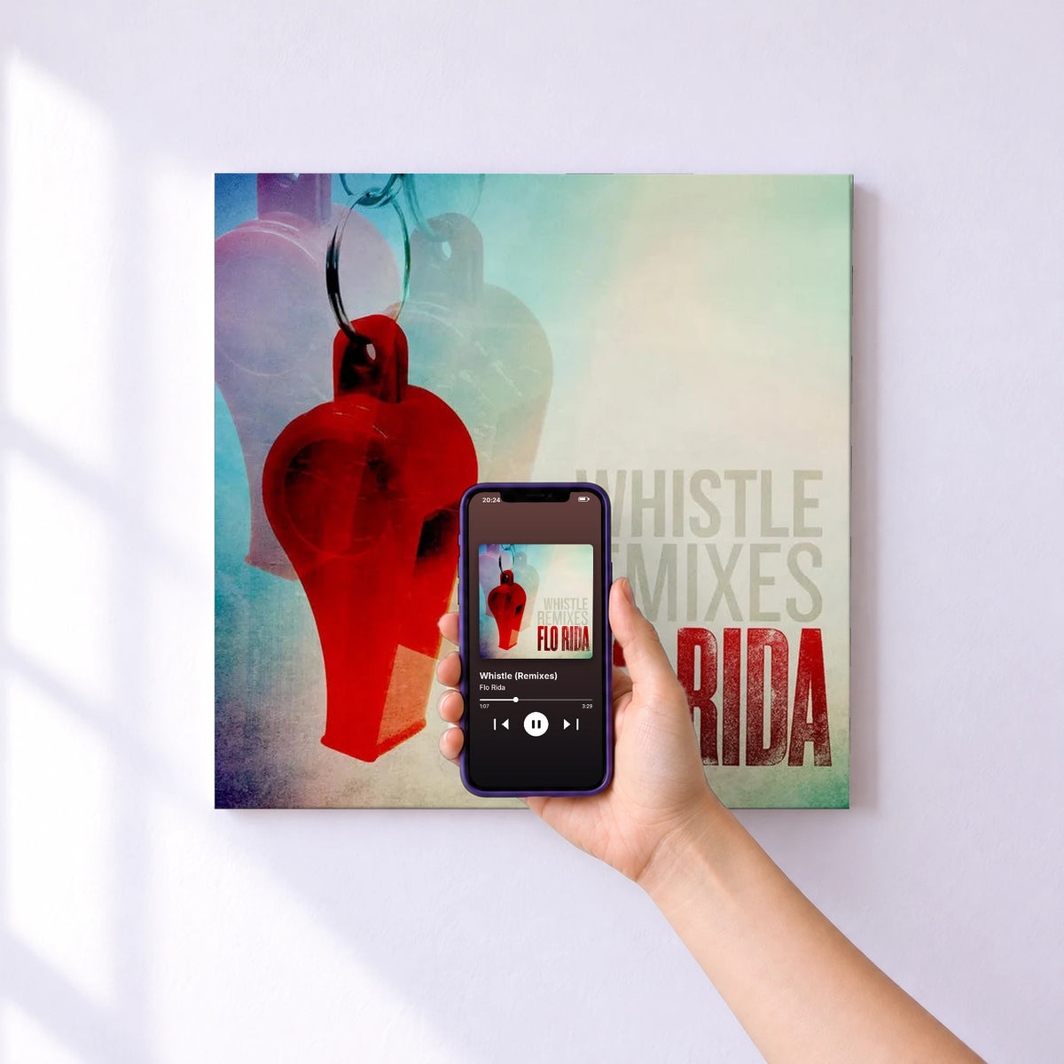 Affiche connectée Whistle (Remixes) de Flo Rida au mur : l'album se lance en approchant le téléphone