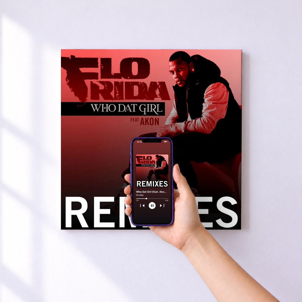 Affiche connectée Who Dat Girl (feat. Akon) [Remixes] de Flo Rida au mur : l'album se lance en approchant le téléphone