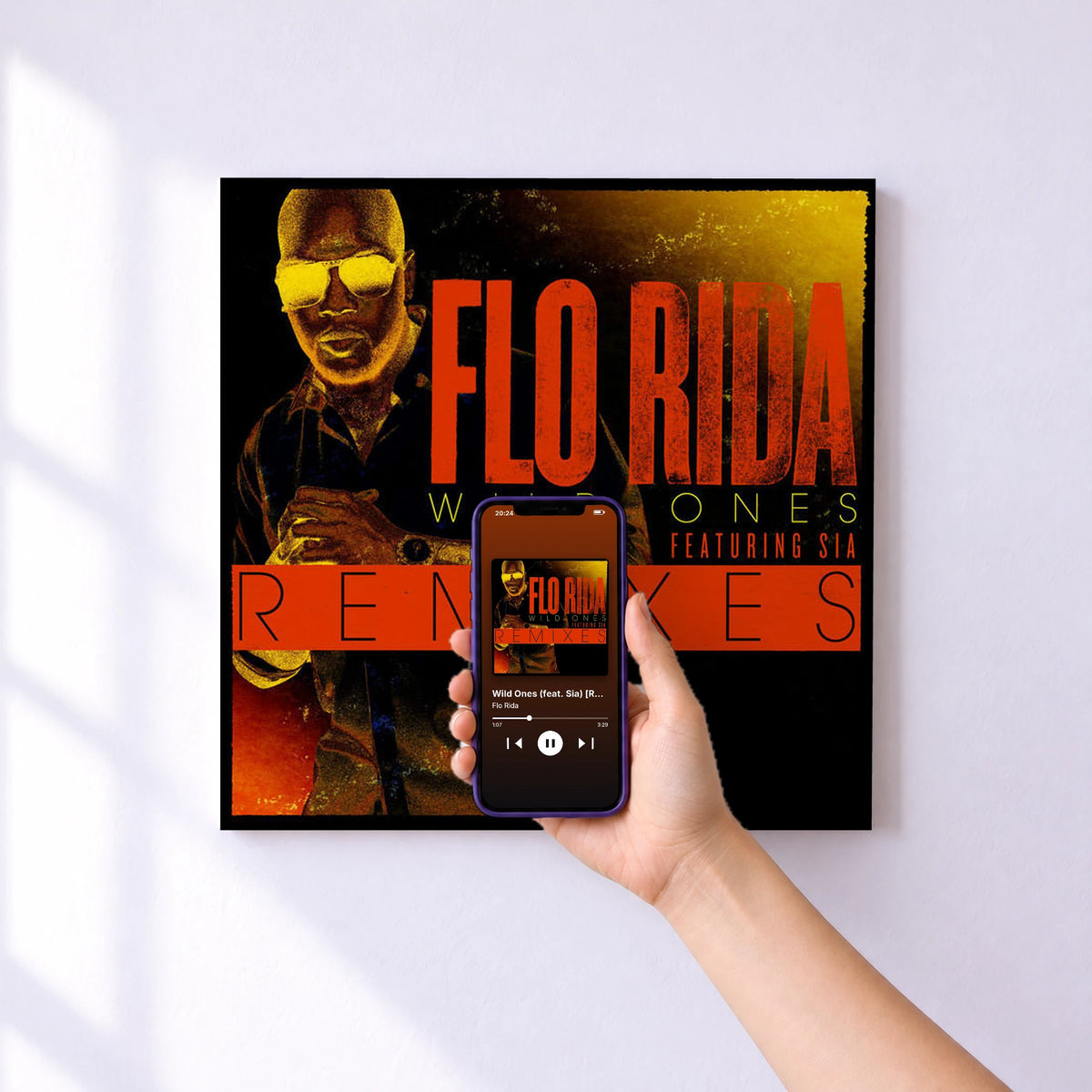 Affiche connectée Wild Ones (feat. Sia) [Remixes] de Flo Rida au mur : l'album se lance en approchant le téléphone