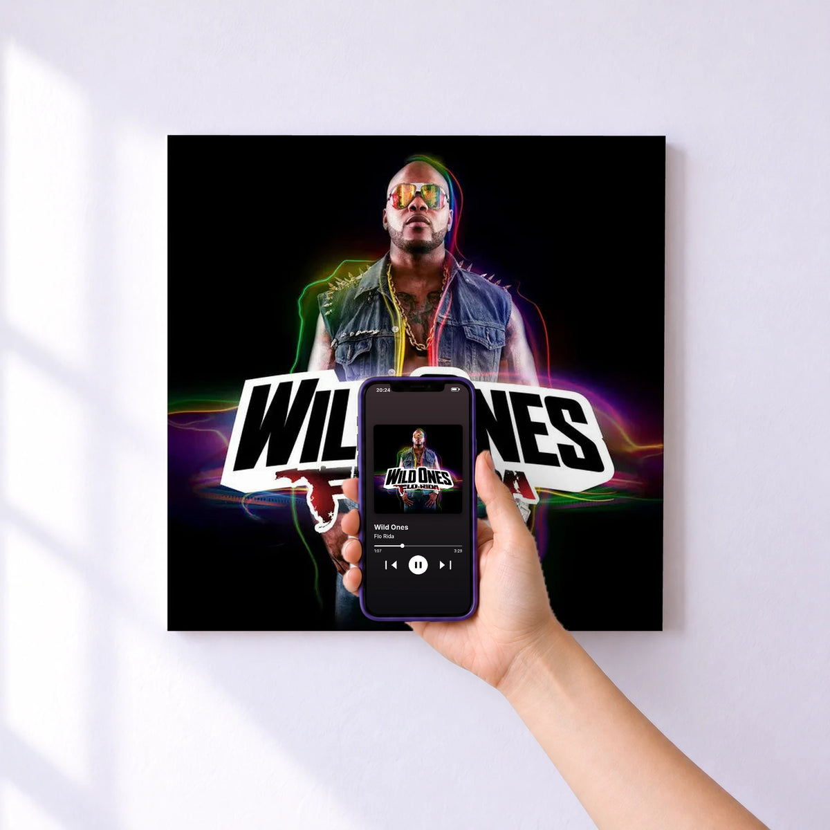 Affiche connectée Wild Ones de Flo Rida au mur : l'album se lance en approchant le téléphone