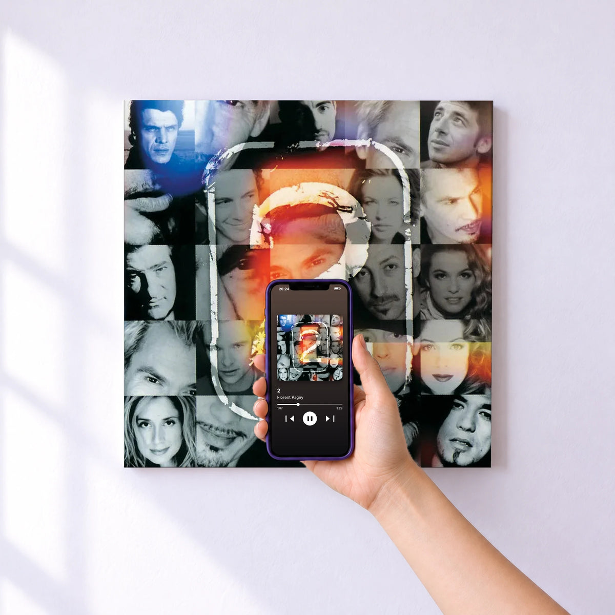 Affiche connectée 2 de Florent Pagny au mur : l'album se lance en approchant le téléphone