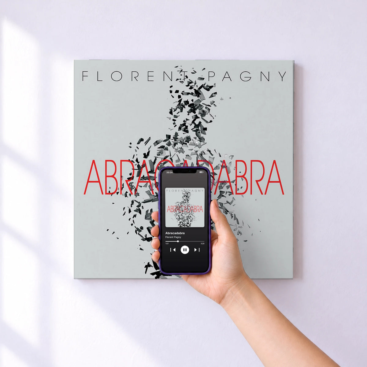 Affiche connectée Abracadabra de Florent Pagny au mur : l'album se lance en approchant le téléphone
