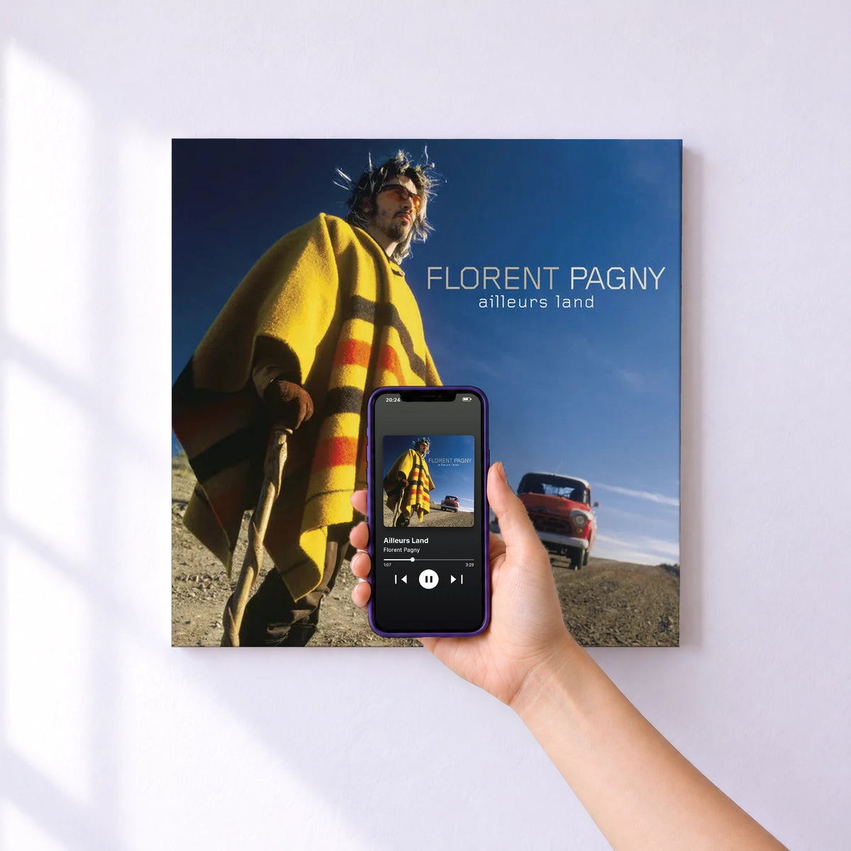 Affiche connectée Ailleurs Land de Florent Pagny au mur : l'album se lance en approchant le téléphone