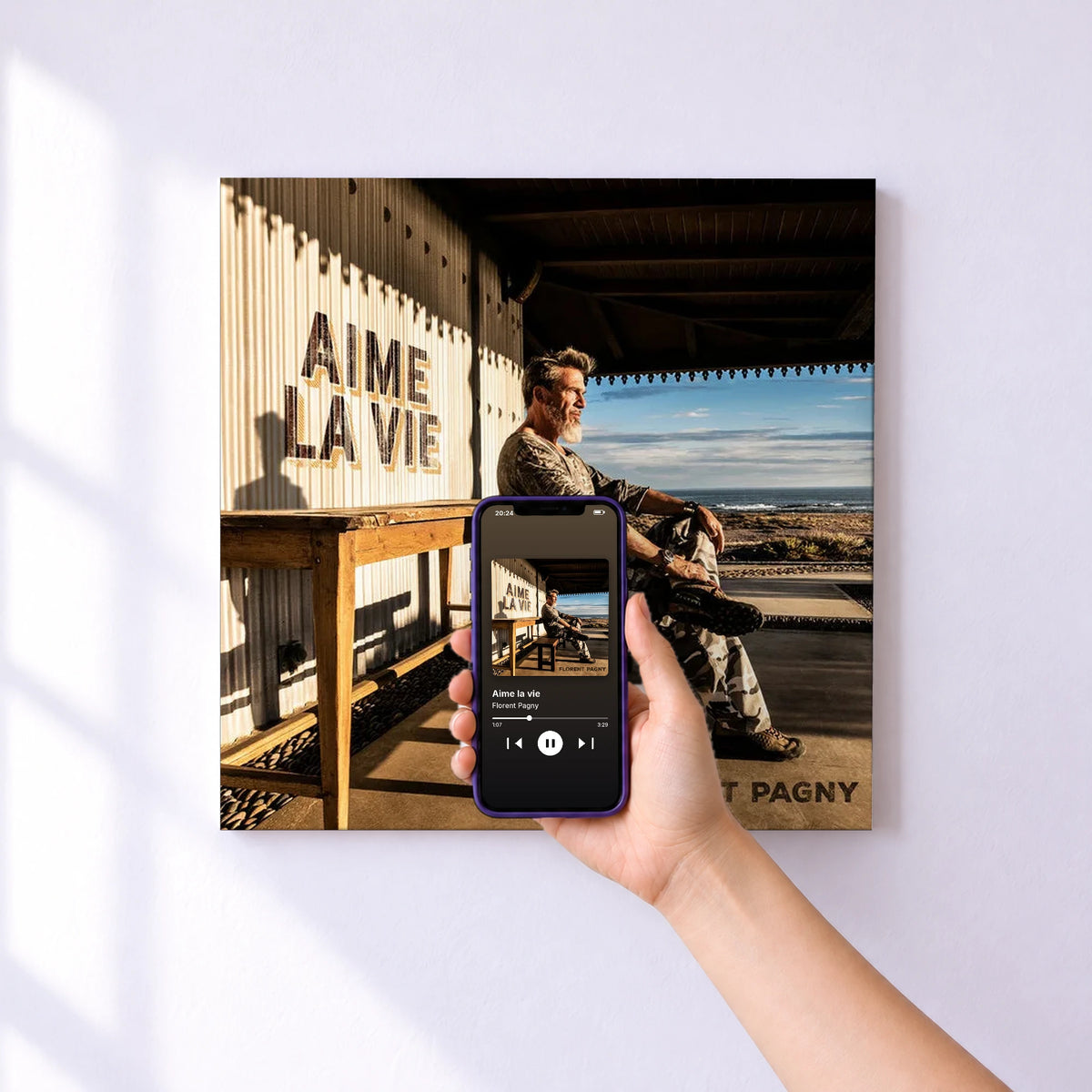 Affiche connectée Aime la vie de Florent Pagny au mur : l'album se lance en approchant le téléphone