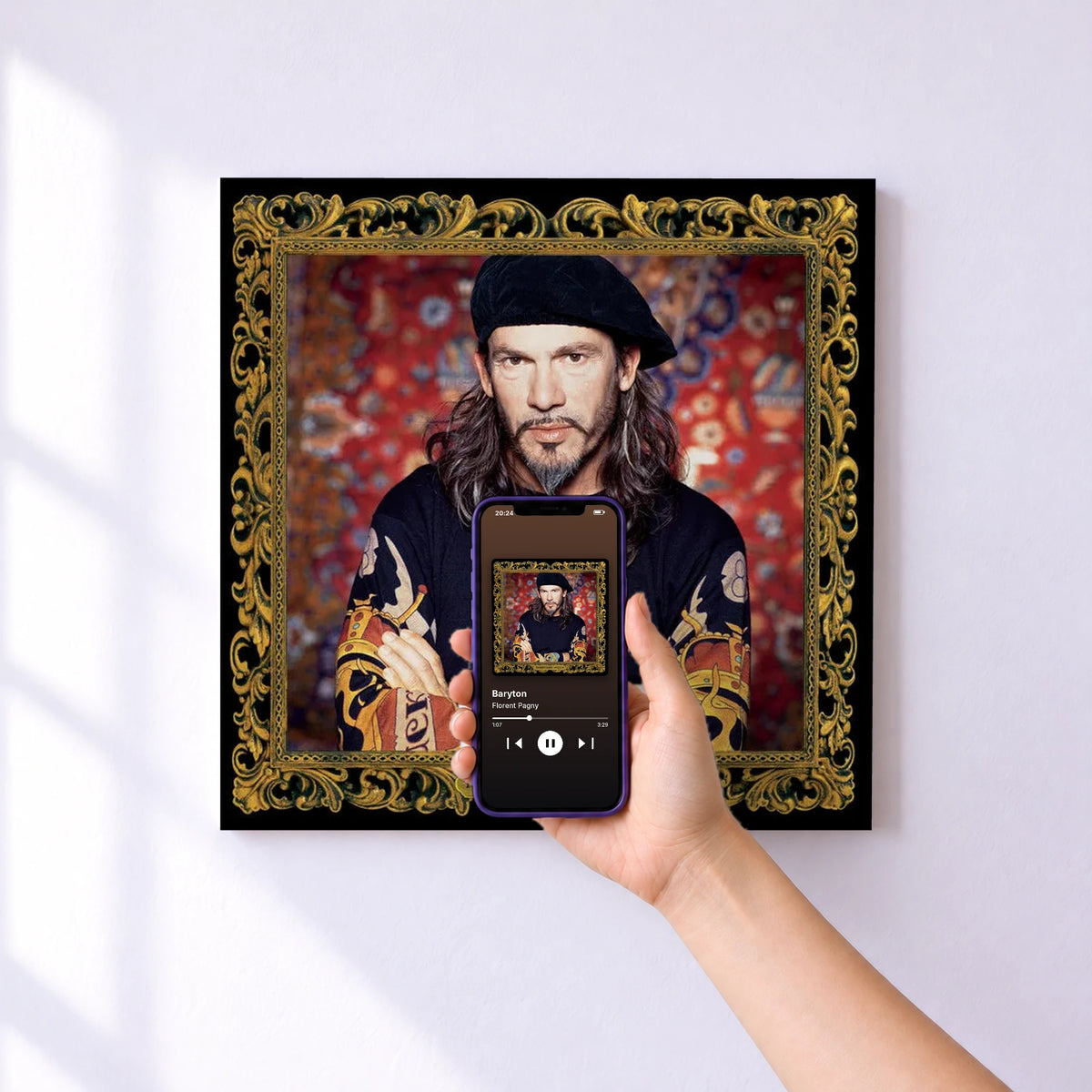 Affiche connectée Baryton de Florent Pagny au mur : l'album se lance en approchant le téléphone