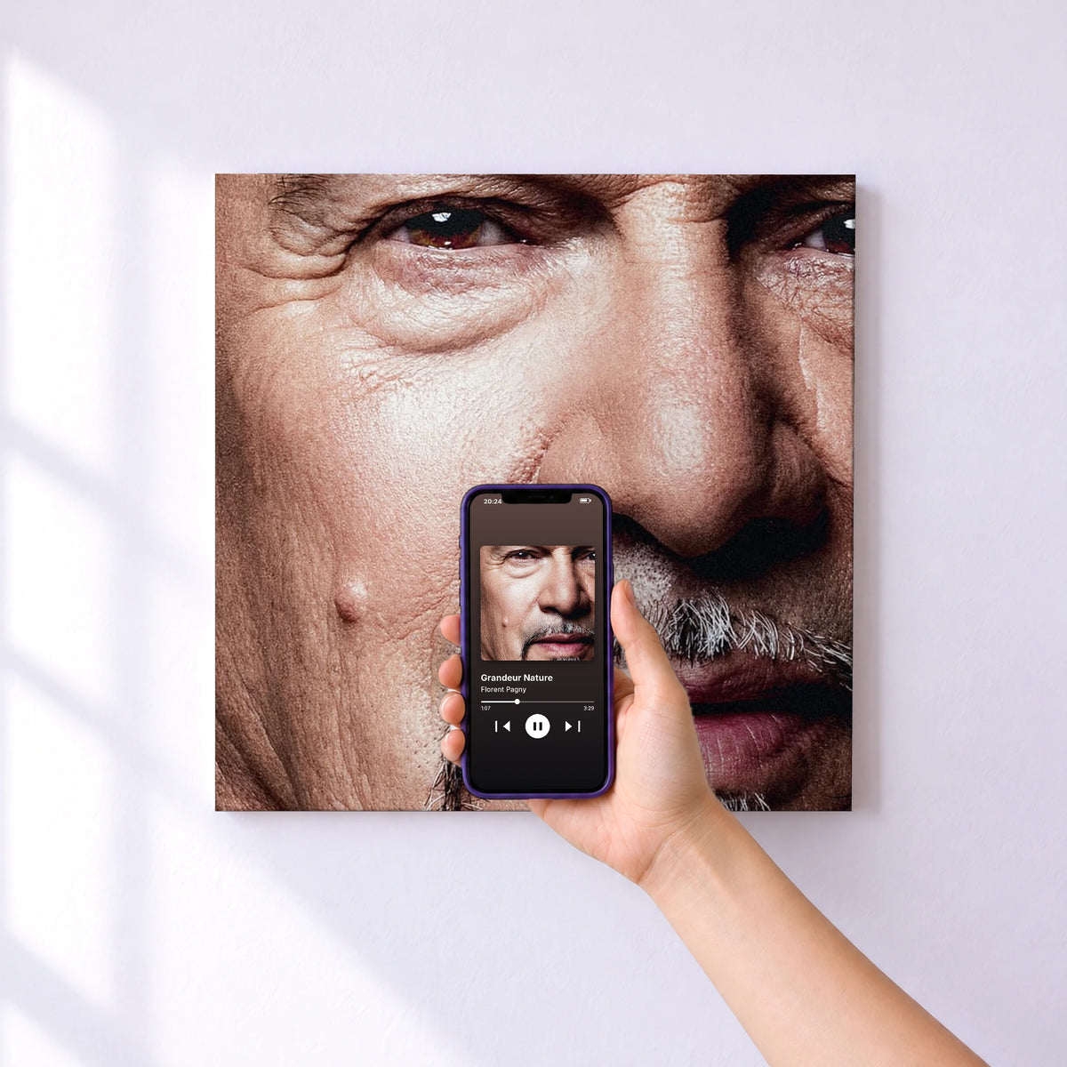 Affiche connectée Grandeur Nature de Florent Pagny au mur : l'album se lance en approchant le téléphone