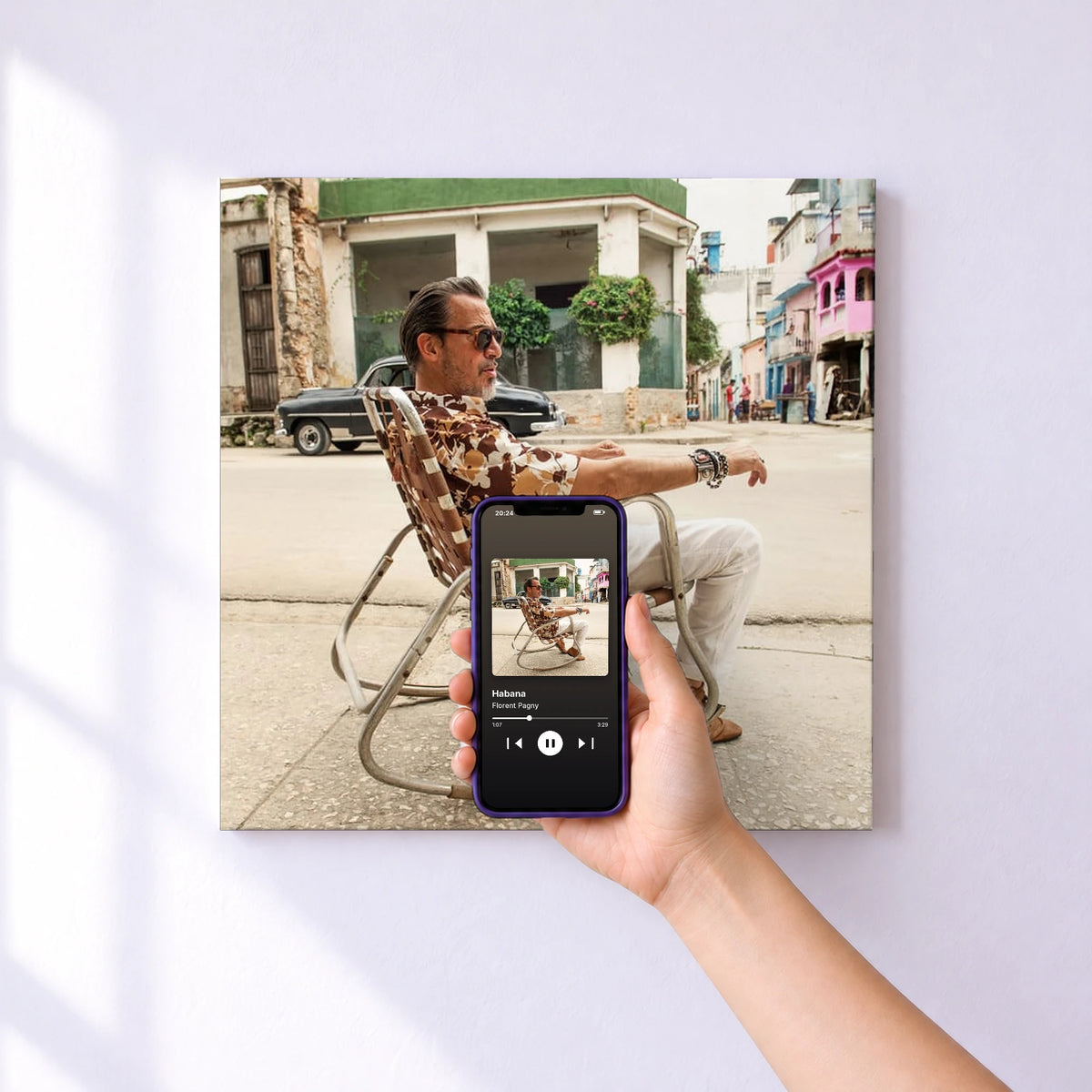 Affiche connectée Habana de Florent Pagny au mur : l'album se lance en approchant le téléphone