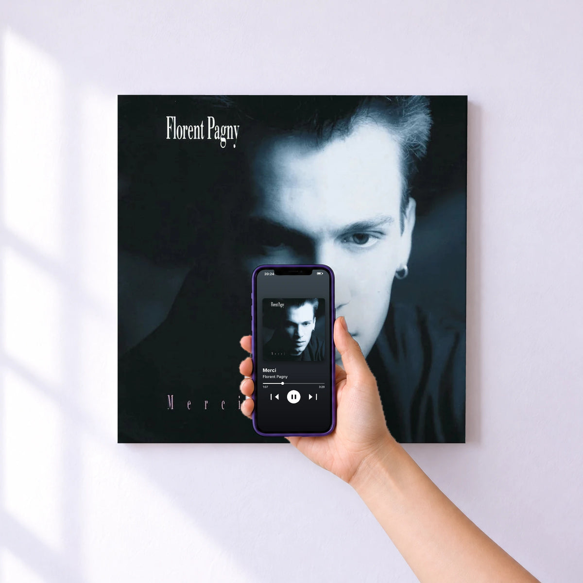 Affiche connectée Merci de Florent Pagny au mur : l'album se lance en approchant le téléphone
